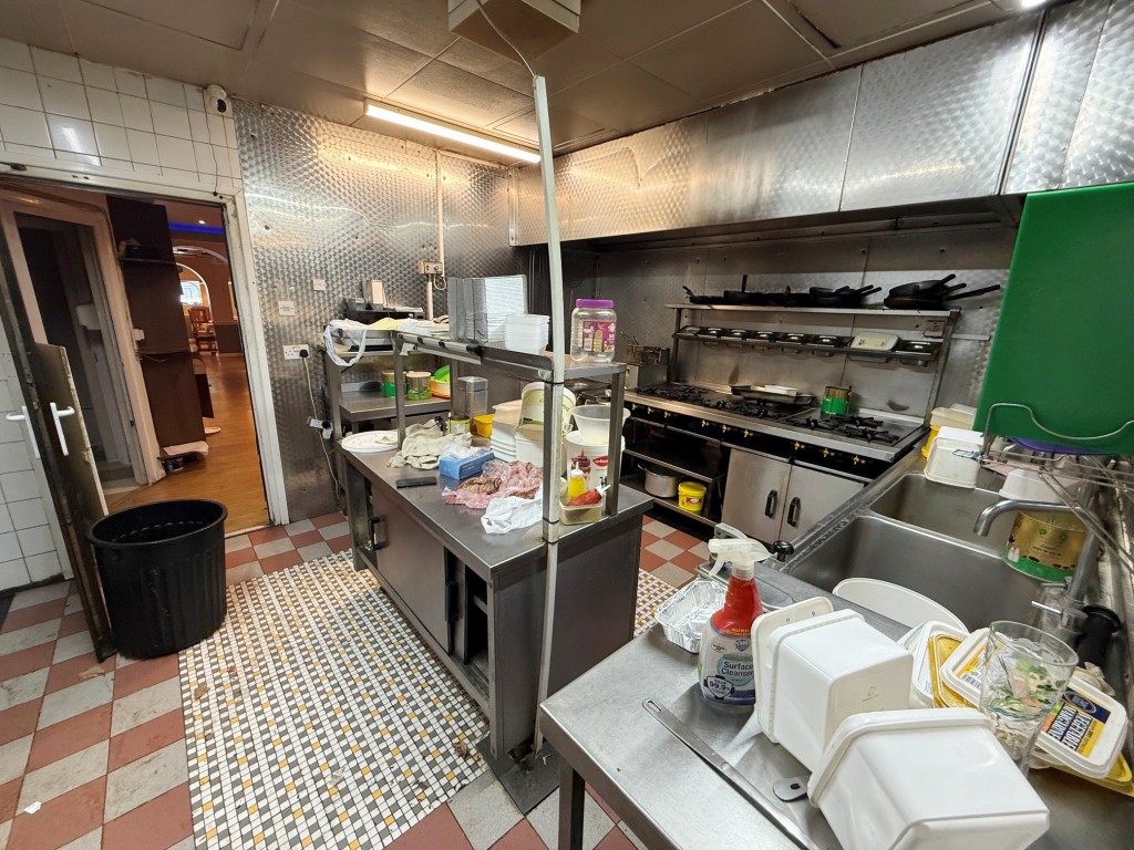Lot: 104 - FREEHOLD RESTAURANT PREMISES WITH FLAT SOLD ON LONG LEASE - Kitchen area